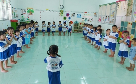 Chuyên đề lấy trẻ làm trung tâm trang bị cho bé nhiều kỹ năng, cô giáo chỉ hướng dẫn, các bé tự thực hiện các hoạt động.