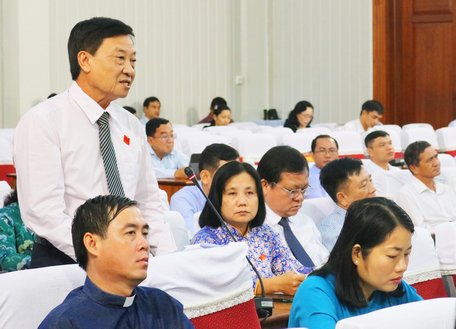 Đại biểu Nguyễn Văn Nhỏ- đơn vị huyện Long Hồ góp ý thêm cho dự thảo nghị quyết về kế hoạch phát triển kinh tế- xã hội năm 2021