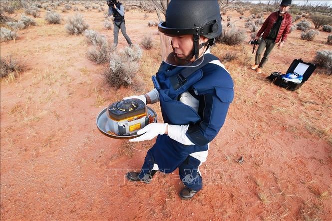 Thu hồi khoang chứa mẫu vật từ tiểu hành tinh Ryugu được tàu Hayabusa-2 thả xuống Trái Đất tại vùng sa mạc ở miền Nam Australia ngày 6/12/2020. Ảnh: AFP/TTXVN