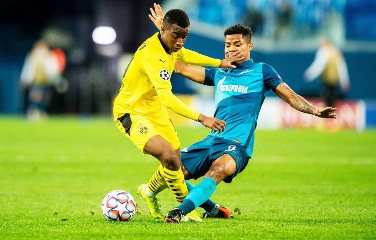  Moukoko (áo vàng) trở thành cầu thủ trẻ nhất thi đấu tại Champions League. (Nguồn: Getty Images)