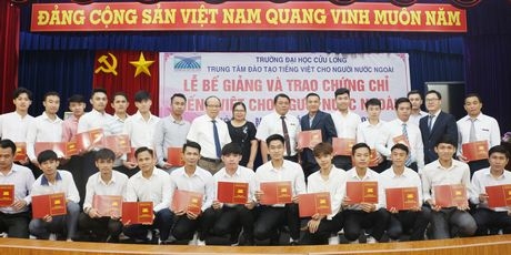 Học viên nhận chứng chỉ tốt nghiệp.