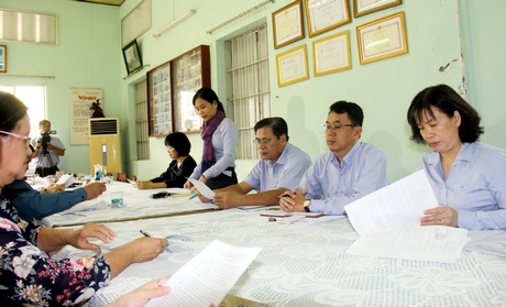 Lãnh đạo Công ty CP cấp nước Vĩnh Long trao đổi với báo, đài về lý do thực hiện thu bổ sung phí BVMT đối với nước thải sinh hoạt