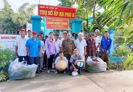 Bà con ấp An Phú A cùng chính quyền, đoàn thể địa phương “ra quân” quyết tâm thực hiện mô hình “dòng sông xanh”.