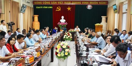 Tại điểm cầu Vĩnh Long, đồng chí Bùi Văn Nghiêm- Phó Bí thư Thường trực Tỉnh ủy, Chủ tịch HĐND tỉnh và đồng chí Lữ Quang Ngời- Phó Bí thư Tỉnh ủy, Chủ tịch UBND tỉnh chủ trì hội nghị.