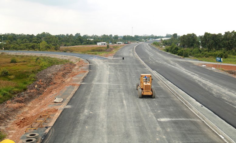 Nhìn từ trên cao, tuyến cao tốc Trung Lương - Mỹ Thuận đã trở nên hình hài, chờ ngày thông tuyến.