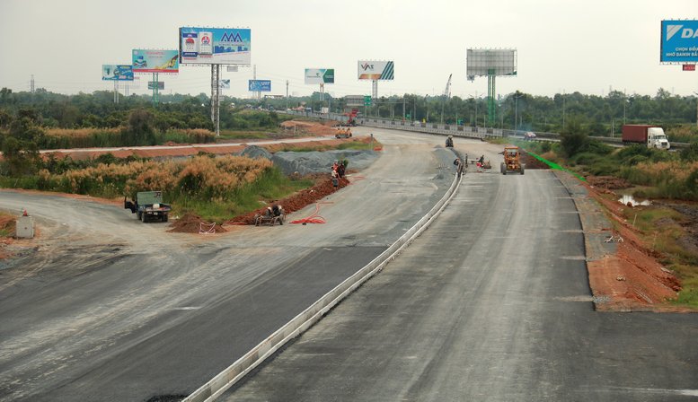 Nhìn từ trên cao, tuyến cao tốc Trung Lương - Mỹ Thuận đã trở nên hình hài, chờ ngày thông tuyến.