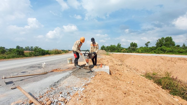 Tranh thủ “lấy nắng bù mưa”, các gói thầu dồn lực thi công thông tuyến.