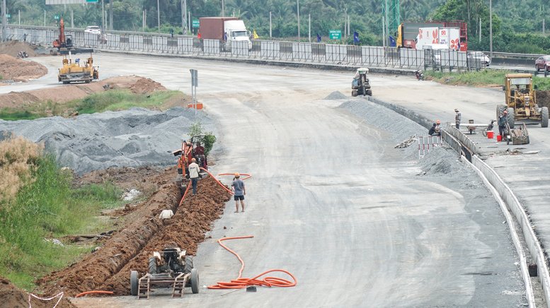 Tranh thủ “lấy nắng bù mưa”, các gói thầu dồn lực thi công thông tuyến.