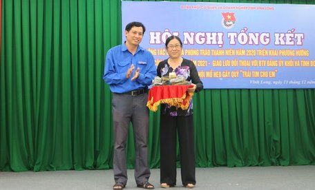 Anh Kim Ngọc Thân- Bí thư Đoàn Khối Cơ quan và Doanh nghiệp tỉnh trao tiền ủng hộ cho Hội nạn nhân Chất độc da cam/dioxin, người khuyết tật và bảo trợ xã hội tỉnh.