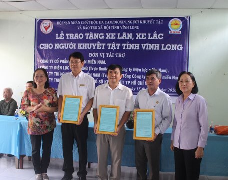 Hội Nạn nhân chất độc da cam/dioxin- Người khuyết tật và Bảo trợ xã hội tỉnh trao thư cảm ơn cho các các tổ chức, đơn vị đã hỗ trợ xe lăn, xe lắc.