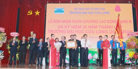 Trường ĐH Cửu Long đón nhận Huân chương Lao động hạng 3 của Chủ tịch nước.