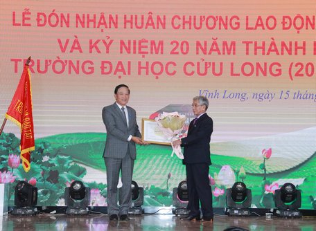  Bộ khoa học - Công nghệ tặng Bằng khen cho tập thể nhà trường.