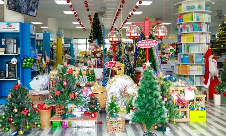 Mặt hàng trang trí Noel đa dạng về mẫu mã, phong phú về giá cả.