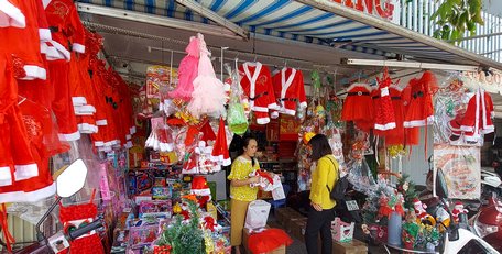 Trang phục Noel bắt đầu được mua nhiều hơn.