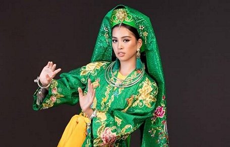  Hoa hậu Tiểu Vy từng mang chầu văn lên sân khấu Miss World 2018. (Ảnh: CTV)