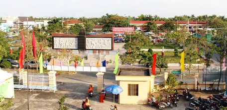 Hàng tháng, xã Hựu Thành chỉnh trang cây xanh, bồn hoa quảng trường, trụ sở làm việc… để nâng chất tiêu chí môi trường và an toàn thực phẩm.