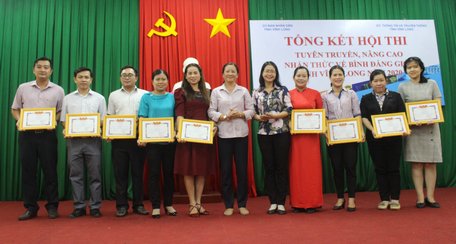 BTC trao giấy khen cho các thí sinh tham gia hội thi.