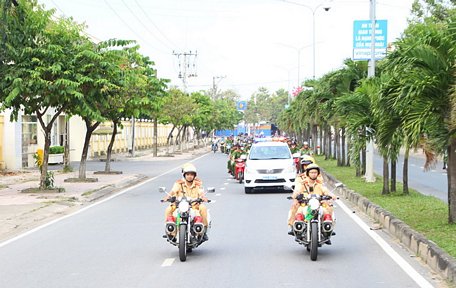 Công an TP Vĩnh Long diễu hành trên các tuyến đường nội ô.