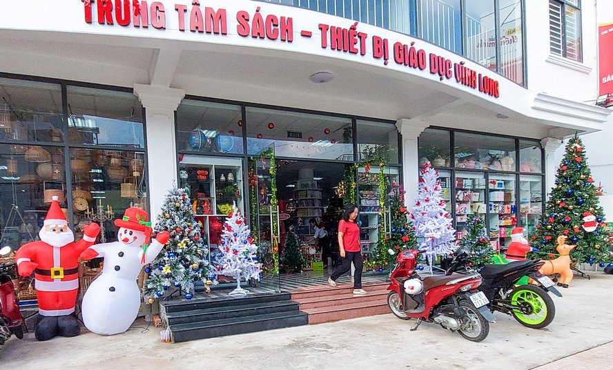 Trung tâm mua sắm, quán xá, cửa hàng thời trang cũng lung linh sắc màu Noel,…