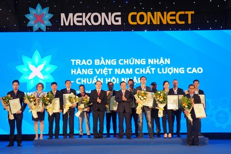 Trao chứng nhận Hàng Việt Nam Chất Lượng Cao – Chuẩn hội nhập cho 16 doanh nghiệp.