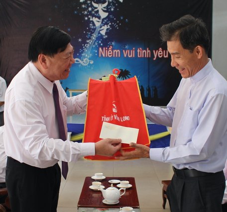 Bí thư Tỉnh ủy- Trần Văn Rón đến thăm và chúc mừng Giáng sinh tại các nhà thờ, hội thánh Tin lành.
