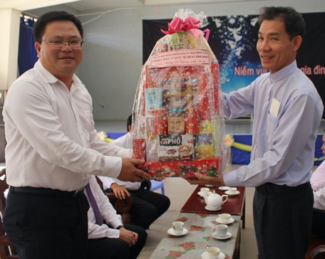  Dịp này, lãnh đạo cấp huyện và xã cũng đến chúc mừng và gửi các phần quà đến các nhà thờ, hội thánh Tin lành.