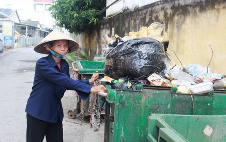 Thu gom rác tận các tuyến đường nhỏ ở TX Bình Minh.