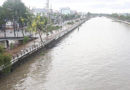 Để phát triển đô thị bền vững, trong các quy hoạch cần quan tâm “dành chỗ cho nước”. Trong ảnh: Một góc TP Vị Thanh (Hậu Giang) bên kinh xáng Xà No.