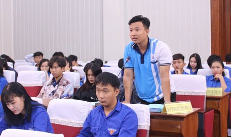 Tại buổi đối thoại, các bạn trẻ tham gia đặt câu hỏi đến lãnh đạo tỉnh