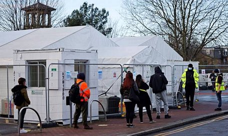  Một điểm xét nghiệm COVID-19 tại Walthamstow, đông bắc London, Anh, ngày 15/12/2020. Ảnh: AFP.