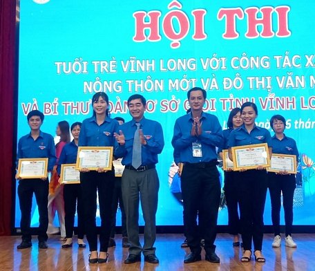 Trao giải nhất cho đơn vị Huyện Đoàn Vũng Liêm, giải nhì cho Huyện Đoàn Long Hồ