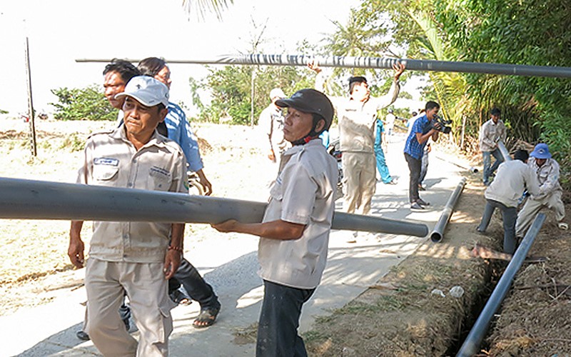 Trung tâm Nước sạch và Vệ sinh môi trường nông thôn tỉnh Sóc Trăng mở rộng các tuyến đường ống dẫn nước tại nhiều địa phương nhằm ứng phó hạn, mặn.