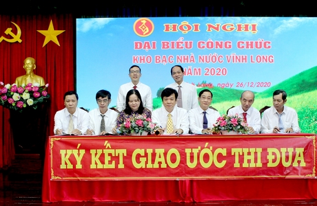 Tại hội nghị đại biểu công chức Kho bạc Nhà nước ngày 26/12 đã phát động phong trào thi đua trong toàn hệ thống, ký kết giao ước thi đua năm 2021, quyết tâm phấn đấu đạt thành tích năm sau cao hơn năm trước.