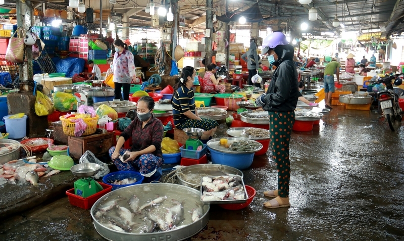 Từ người bán lẫn người mua đều đeo khẩu trang, giữ khoảng cách khi trao đổi đảm bảo an toàn trong thời điểm dịch bệnh.