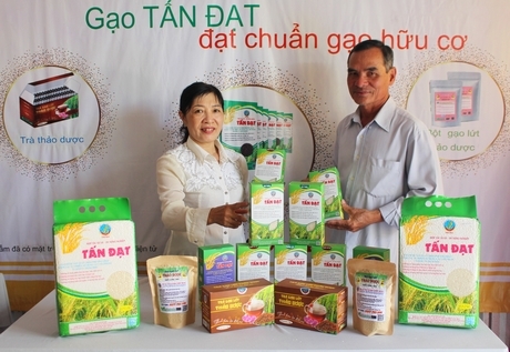 Vợ chồng ông Đoàn Văn Tài bên các sản phẩm làm từ gạo của hợp tác xã.