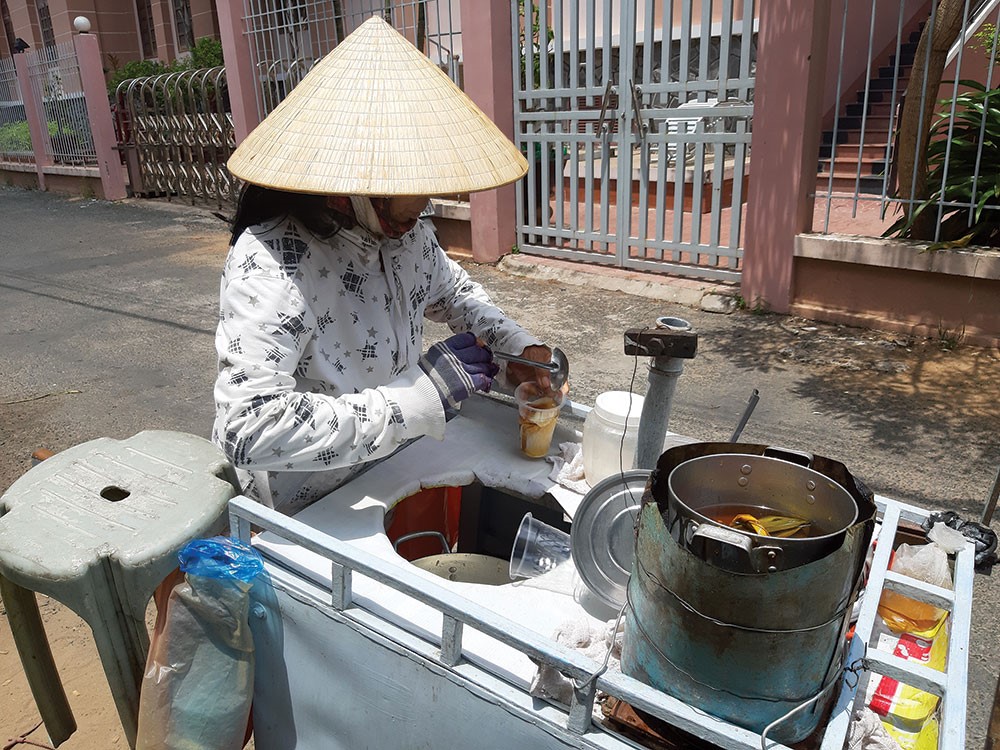 Ngày nay, nhiều người bán thay gánh tàu hủ bằng xe đẩy tự chế cho đỡ vất vả