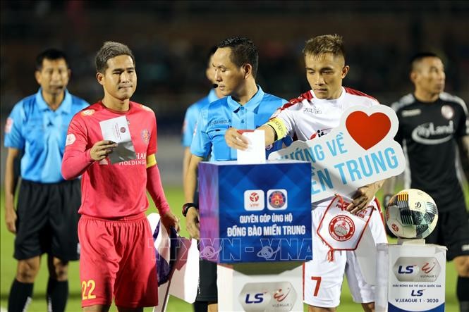 Giải đấu V-League 2020 trở lại còn làm tốt công tác xã hội - hướng về miền Trung đang chịu ảnh hưởng của bão lũ. Ảnh: TTXVN