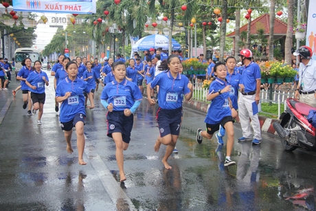  Tham gia tập luyện thể dục thể thao với mục tiêu “Khỏe để xây dựng và bảo vệ Tổ quốc”.