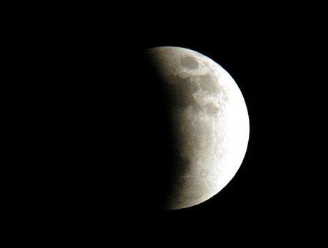  Nguyệt thực một phần được chụp từ đảo Merritt, Florida, Mỹ. Ảnh: NASA / KSC.