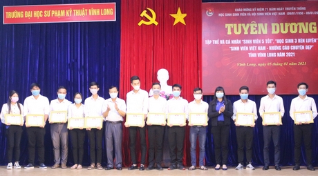 Tuyên dương “Sinh viên 5 tốt” tiêu biểu; cá nhân đạt danh hiệu “Học sinh 3 rèn luyện” được tuyên dương.