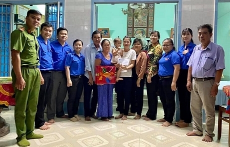 Chính quyền địa phương thăm hỏi, tặng quà gia đình chiến sĩ đang công tác tại biển đảo, phát huy nghĩa tình hậu phương vững chắc.