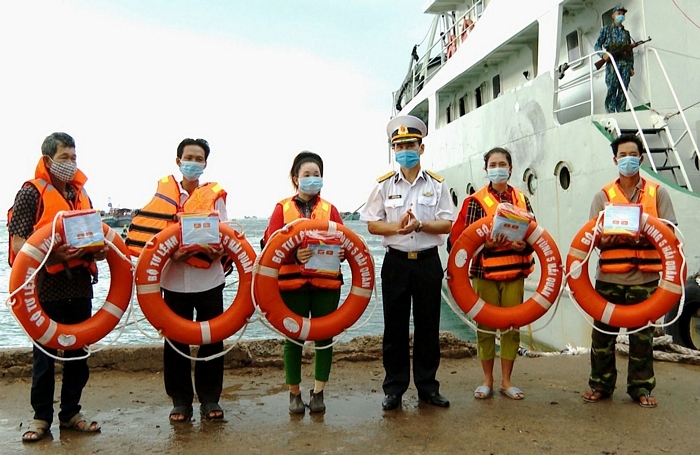 Đại tá Nguyễn Hữu Thoan- Phó Chính ủy Bộ Tư lệnh Vùng 5 Hải quân tặng quà cho ngư dân trên đảo Thổ Chu.