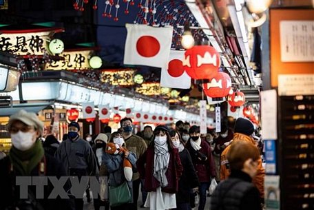 Người dân đeo khẩu trang phòng lây nhiễm COVID-19 tại Tokyo, Nhật Bản. (Ảnh: AFP/TTXVN)