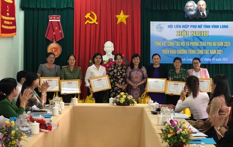 Khen thưởng cho các cá nhân hoàn thành xuất sắc công tác hội năm 2020.