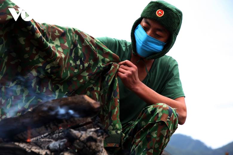 Lửa là phương tiện sưởi ấm duy nhất để các anh làm ấm thân nhiệt và làm khô quần áo giữa rừng.