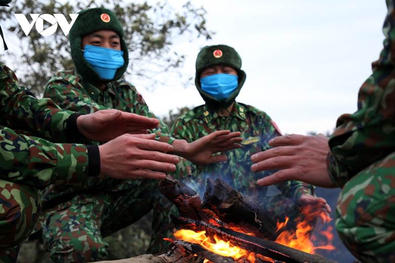 Việc tuần tra giữa rừng của những người lính biên phòng Huổi Luông những ngày này gặp nhiều khó khăn, khi nhiều mốc ở độ cao trên 1.500m, có thời điểm nền nhiệt xuống 1 đến 2 độ C...