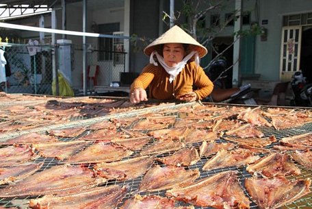 Các hộ dân đẩy nhanh việc chế biến để chuẩn bị nguồn hàng phục vụ Tết. (Ảnh: Chanh Đa/TTXVN)