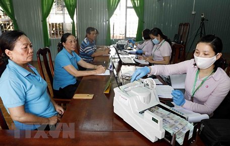 Một buổi làm thủ tục cho đối tượng chính sách vay vốn. (Ảnh: Trần Việt/TTXVN)