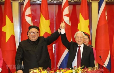 Tổng Bí thư, Chủ tịch nước Nguyễn Phú Trọng chào mừng Chủ tịch Triều Tiên Kim Jong-un tại buổi tiệc chiêu đãi chào mừng tối 1/3/2019. (Ảnh: Trí Dũng/TTXVN)