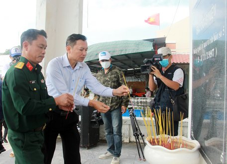 Đoàn tỉnh Vĩnh Long dâng hương tại đài tưởng niệm những ngư dân bị thiệt mạng trong cơn bão số 5.